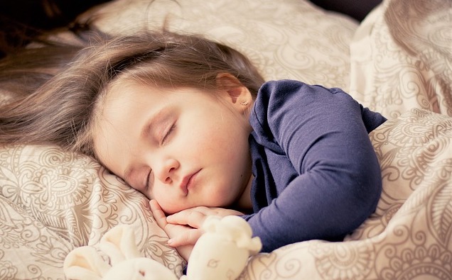 Cum să-ți înveți copilul să doarmă singur și toată noaptea?