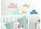 Decorează camera copiilor cu autocolante cu un motiv de nori, curcubee sau cerul nopții